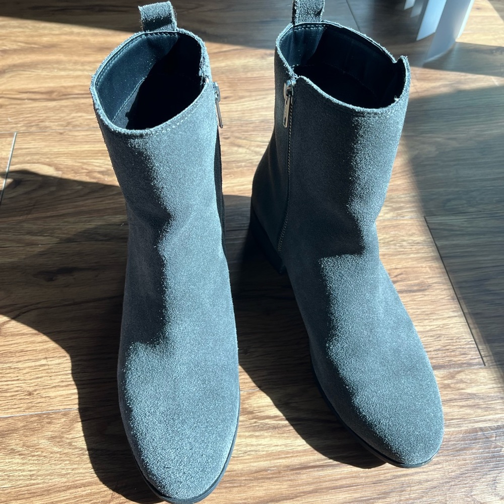GAP-SUEDE ANKLE BOOTIE - Picture 1 of 6